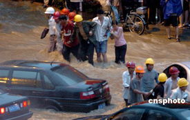 济南特大暴雨车辆被冲走事件真相解析