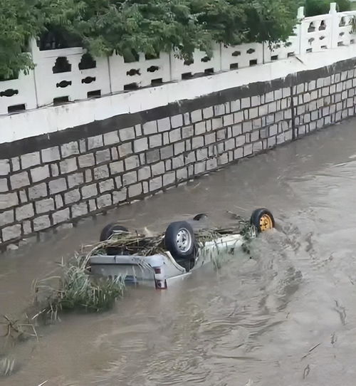 超强暴雨突袭秦皇岛，车辆顺流而下引发的思考