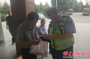 小学生自制机器人助力民警站岗巡逻