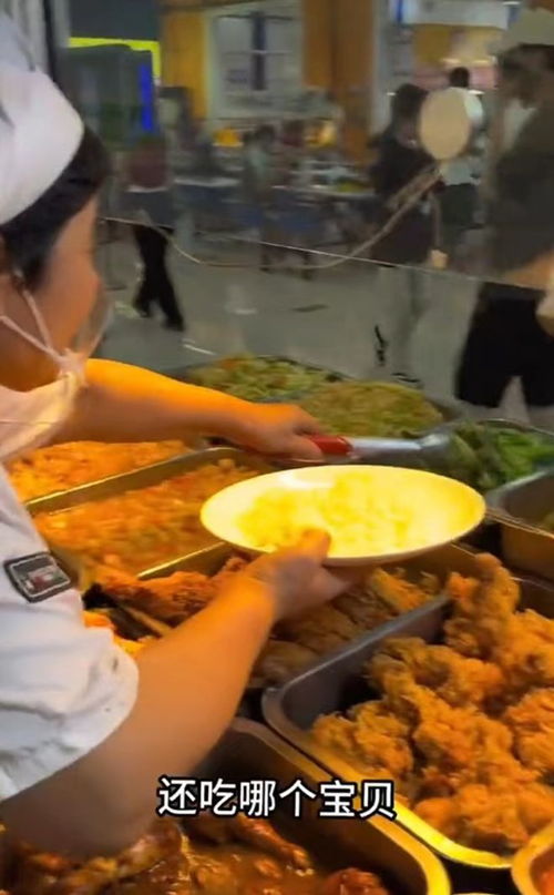 男生食堂买饭遭阿姨多次无视并赶走，食堂秩序与尊重的探讨