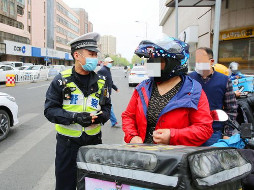 女子接孩子车停路中间交警霸气执法，维护秩序与公正执法并重